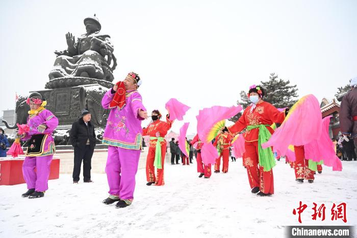 呼和浩特迎農(nóng)歷虎年首場降雪秧歌隊雪中起舞