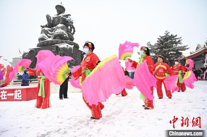 2月13日，秧歌隊在呼和浩特市大召廣場雪中起舞?！⑽娜A 攝