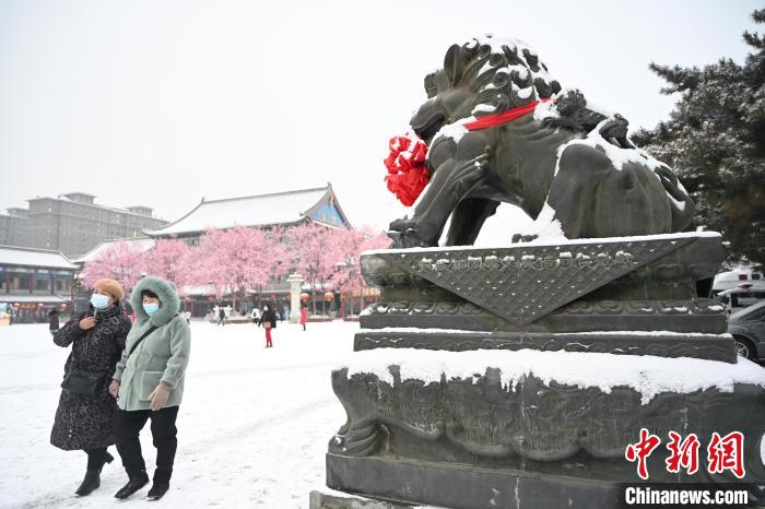 2月13日，民眾在呼和浩特市大召廣場雪中漫步。　劉文華 攝