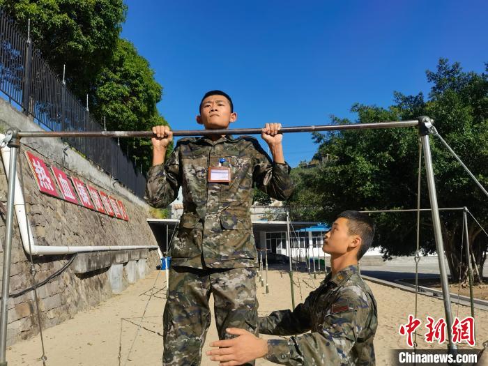 新兵尤云龍正在進行器械訓練?！●R濤 攝