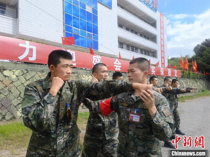 新兵尤云龍(左)不斷向一名合格軍人蛻變?！￡愴?攝