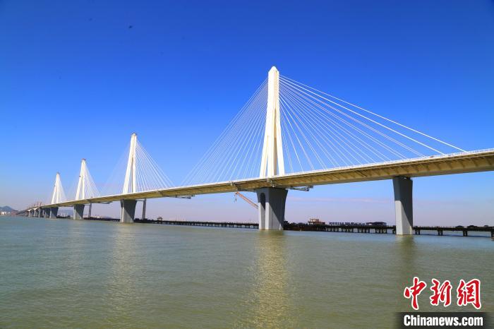 建設(shè)中的珠海金海特大橋。　孟慶虎 攝