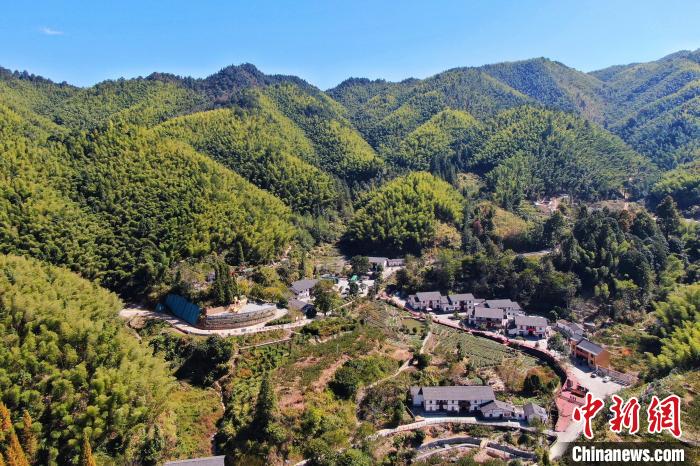 航拍江西井岡山市神山村，青山環(huán)繞，風(fēng)景秀美?！⒘?攝