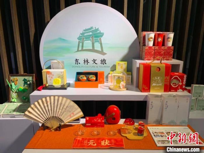 發(fā)展論壇現(xiàn)場展出的無錫城市文創(chuàng)作品?！O權(quán) 攝