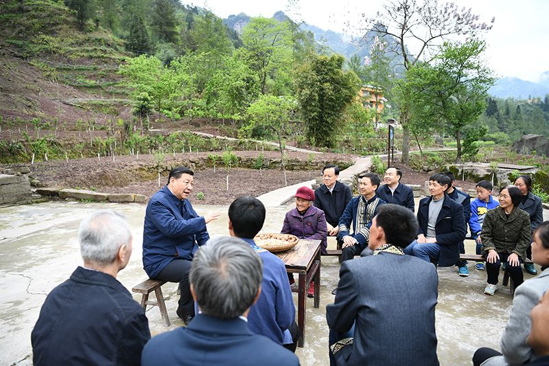 2019年4月15日，習近平總書記在重慶石柱土家族自治縣中益鄉(xiāng)華溪村同村民代表、基層干部、扶貧干部、鄉(xiāng)村醫(yī)生等圍坐在一起，共話脫貧攻堅。