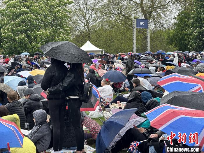 當?shù)貢r間5月6日，英國國王查爾斯三世的加冕儀式舉行。民眾雨中觀看儀式?！W陽開宇 攝