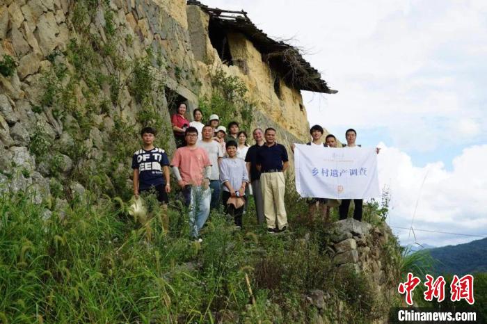 杜曉帆與該中心教師團(tuán)隊(duì)調(diào)研足跡遍布全中國(guó)各省市800多個(gè)城鄉(xiāng)聚落、文化景觀等?！?fù)旦大學(xué)國(guó)土與文化資源研究中心供圖