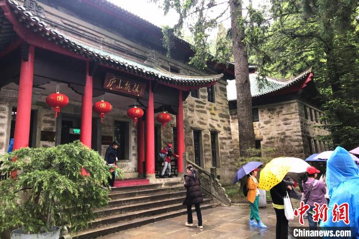 圖為在廬山抗戰(zhàn)博物館外，有不少等待參觀的游客?！蛆i泉 攝