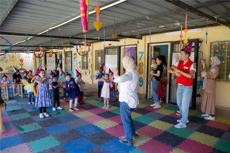 圖為中埃青年志愿者在埃及新開(kāi)羅幼兒園開(kāi)展“志愿服務(wù)伴成長(zhǎng)，中埃攜手慶六一”活動(dòng)。中建埃及分公司供圖