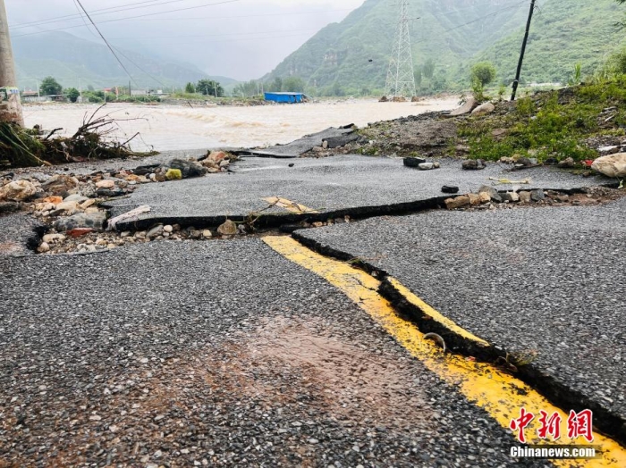 受臺風“杜蘇芮”影響，7月29日至8月1日，河北省淶水縣普降暴雨，持續(xù)強降雨和強風天氣引發(fā)洪水險情。連日來，當?shù)亟M織數(shù)千人搶險救援隊伍，集中力量加快排水、清理路面、救援拋錨車輛、搶修倒伏電線桿等工作。8月1日，方便面、飲用水、火腿腸、面包等首批調(diào)撥救災(zāi)物資送抵救災(zāi)一線，并于當天發(fā)放到受災(zāi)群眾手中。目前，淶水縣受損交通、電力、通信等基礎(chǔ)設(shè)施正在加緊搶修，山區(qū)受困人員已分批轉(zhuǎn)移，各項搶險救災(zāi)工作正在有序進行中。圖為淶水縣婁村鎮(zhèn)南安莊村被洪水沖毀的路面。(文/呂子豪 楊猛)李金璐 攝