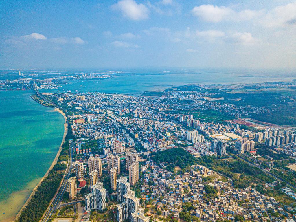 這是海南自貿港重點園區(qū)——洋浦經濟開發(fā)區(qū)所在的環(huán)新英灣地區(qū)（無人機照片，2023年2月26日攝）。新華社記者 蒲曉旭 攝