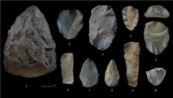 石制品 1.手斧 2、4、5.勒瓦婁哇石核（循環(huán)剝片法、優(yōu)先剝片法）3.勒瓦婁哇石葉石核 6.勒瓦婁哇石葉 7、8.勒瓦婁哇尖狀器 9.石葉 10.錐形石葉石核。中肯聯(lián)合考古隊(duì)供圖