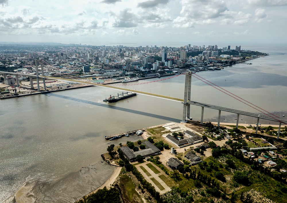 這是2019年4月8日在莫桑比克首都馬普托拍攝的馬普托大橋（無人機(jī)照片）。新華社記者 張宇 攝