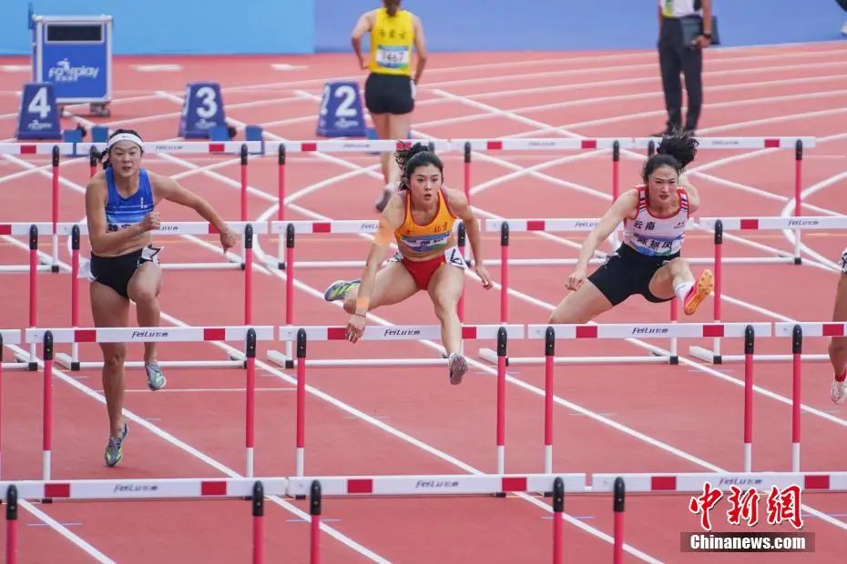 第一屆全國學(xué)生(青年)運(yùn)動(dòng)會田徑女子大學(xué)乙組100米欄決賽中，吳艷妮輕松奪冠。圖為吳艷妮在比賽中。陳冠言 攝