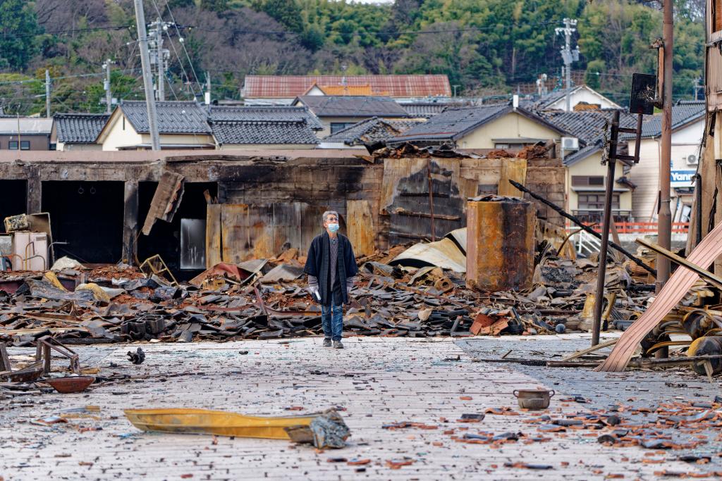 1月4日，一名市民查看日本石川縣輪島市“輪島早市”廢墟。新華社記者張笑宇攝