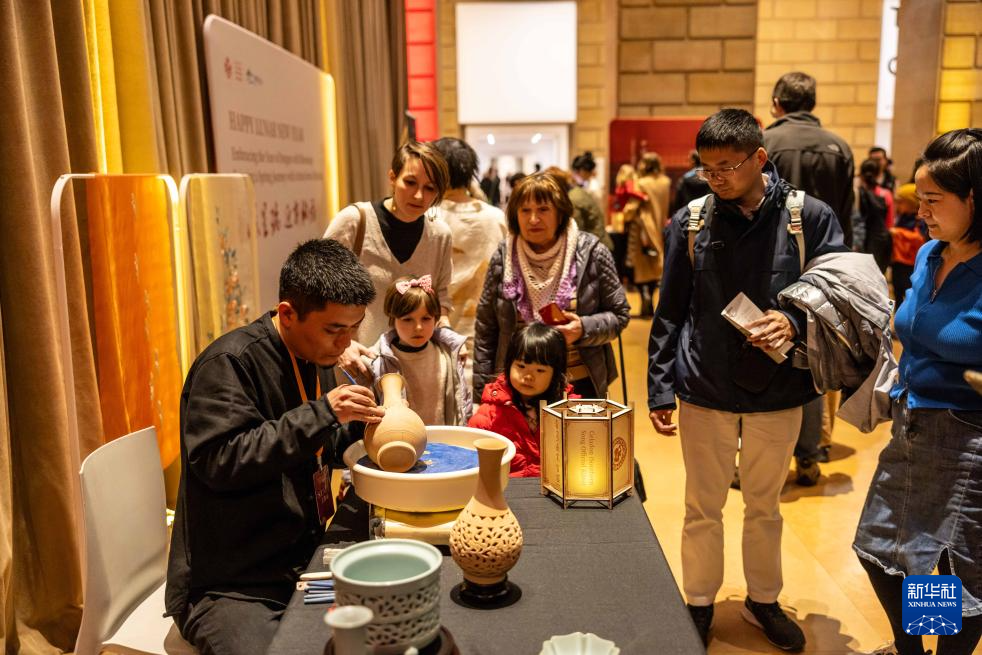 2月11日，參觀者在美國費(fèi)城藝術(shù)博物館舉行的龍年迎新春活動上觀看瓷器制作。新華社發(fā)（周煥新攝）