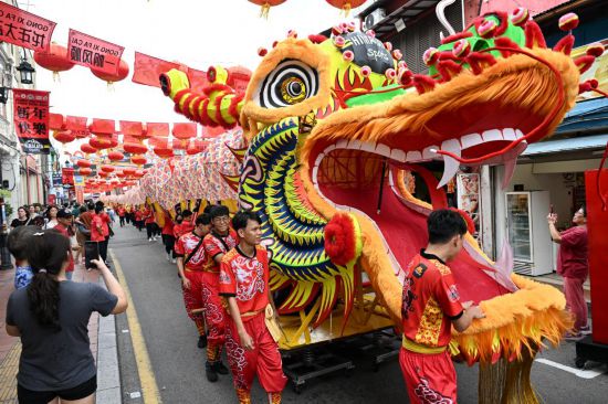 2月1日，由馬來(lái)西亞和中國(guó)的100多名青少年組成的舞龍隊(duì)在馬來(lái)西亞馬六甲市雞場(chǎng)街上共舞一條近200米的“長(zhǎng)龍”。這是活動(dòng)現(xiàn)場(chǎng)的“長(zhǎng)龍”。新華社記者程一恒攝