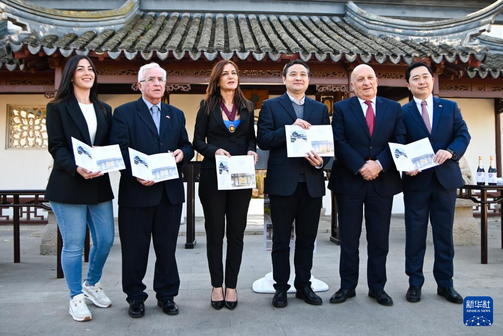 3月6日，嘉賓出席在馬耳他桑塔露琪亞市舉行的中國(guó)生肖郵票發(fā)行儀式。新華社發(fā)（喬納森·博格攝）