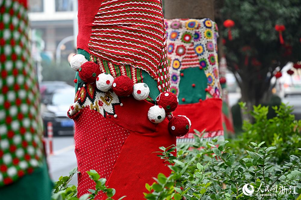 杭州市拱墅區(qū)獅虎橋路上的行道樹“穿”上了新裝。人民網(wǎng) 葉賓得攝