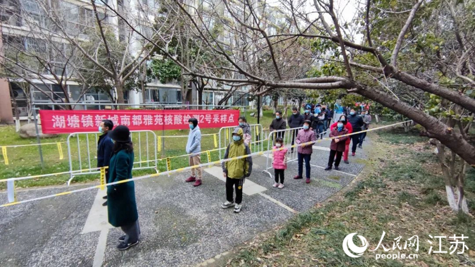 湖塘鎮(zhèn)黨員干部定點、定人、定崗、定責(zé)保障核酸檢測有序進(jìn)行。 武進(jìn)區(qū)委宣傳部供圖