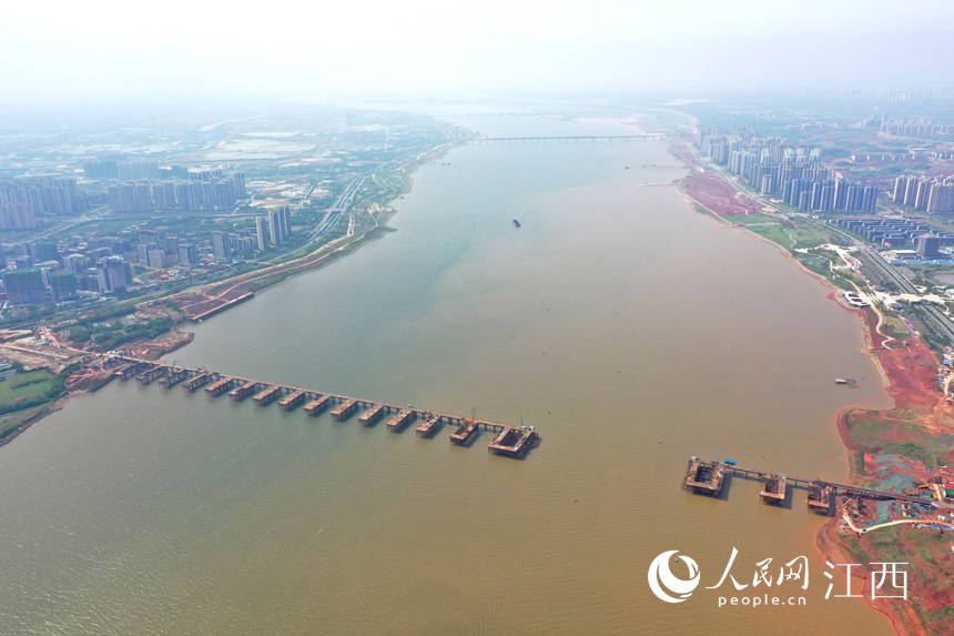 航拍九龍湖過江大橋，該橋是南昌第七座跨贛江通道。 人民網(wǎng) 時(shí)雨攝