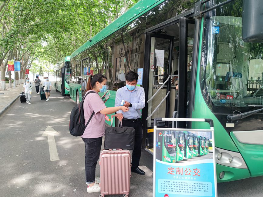 公交車從校園宿舍樓下出發(fā)，直達(dá)鄭州火車站和鄭州東站。崔晨攝