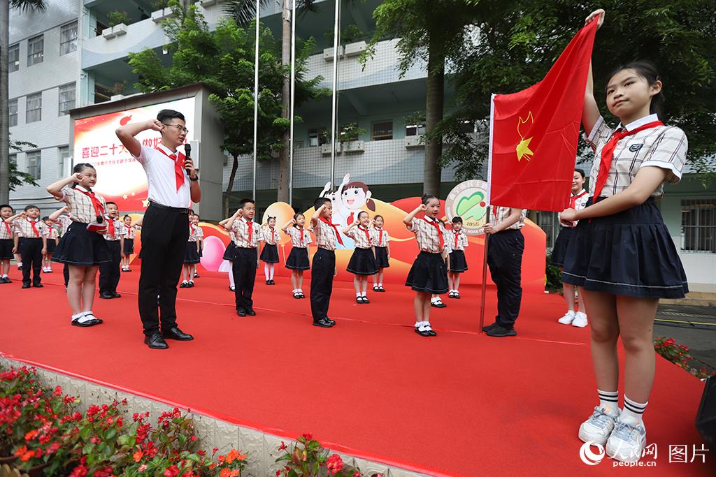 5月31日，在廣西壯族自治區(qū)南寧市民主路小學(xué)，學(xué)校大隊(duì)輔導(dǎo)員帶領(lǐng)少先隊(duì)員呼號(hào)。人民網(wǎng)記者 嚴(yán)立政攝