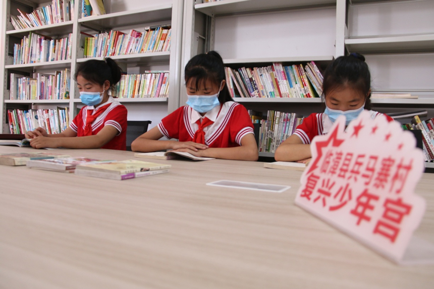 河北省臨漳縣柏鶴集鄉(xiāng)兵馬寨村復(fù)興少年宮，孩子們?cè)陂営[室讀書(shū)。 申志好攝