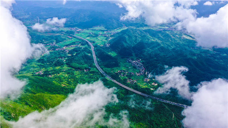 湖南省常寧市廟前鎮(zhèn)泉井村，云霧繚繞，青山蒼翠，公路蜿蜒，秀美如畫(huà)。周秀魚(yú)春攝