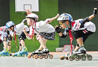 6月23日，邯鄲市邯山區(qū)實(shí)驗(yàn)小學(xué)的學(xué)生在練習(xí)輪滑。 當(dāng)日是國際奧林匹克日，該小學(xué)開展了“我運(yùn)動、我健康、我快樂”為主題的體育活動，通過足球、籃球、武術(shù)、輪滑、擊劍等運(yùn)動，讓學(xué)生們享受運(yùn)動健身的快樂，感受運(yùn)動的魅力。 河北日報通訊員 郝群英攝