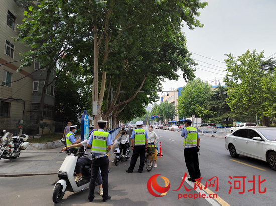 石家莊交警在查處非機(jī)動(dòng)車違章。人民網(wǎng)祝龍超攝