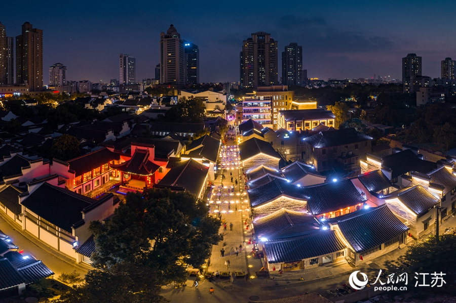 熙南里歷史文化休閑街區(qū)夜景。熙熙攝