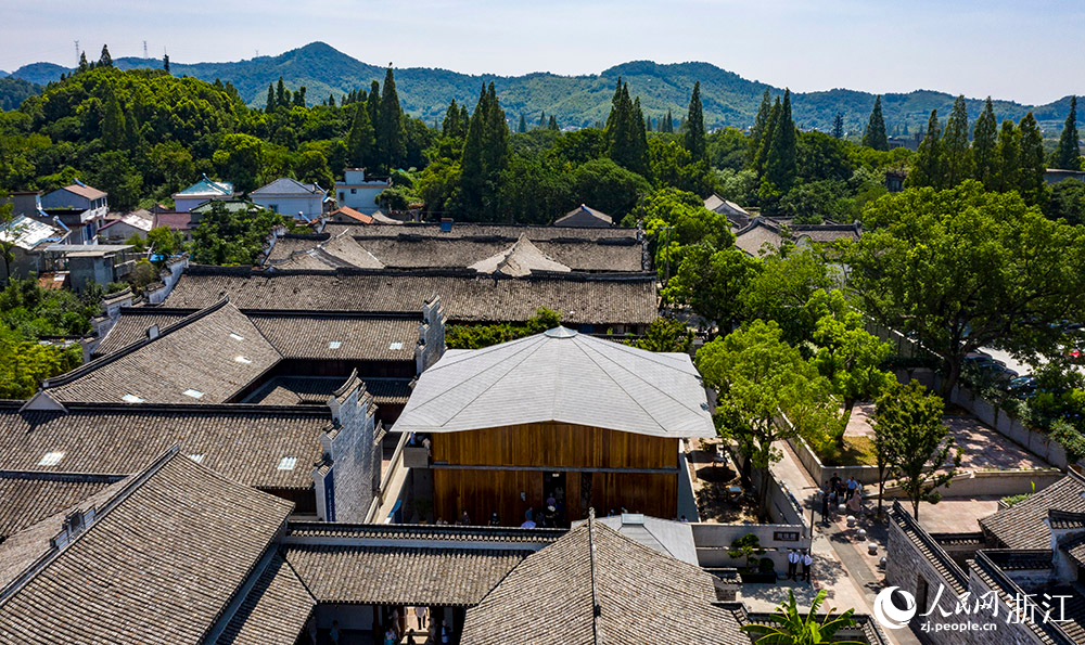 7月23日，空中俯瞰位于寧波市江北區(qū)慈城鎮(zhèn)的抱珠樓。人民網(wǎng) 章勇濤攝