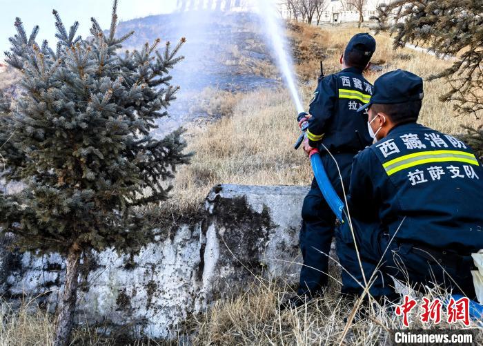 12月6日，布達(dá)拉宮消防救援大隊(duì)在布達(dá)拉宮山體林草區(qū)域開(kāi)展?jié)窕ぷ??！㈣?攝