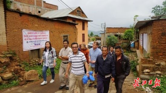 在尼泊爾，武漢市土地利用和城市空間規(guī)劃研究中心設計團隊現(xiàn)場踏勘。(武漢市土地利用和城市空間規(guī)劃研究中心 供圖)