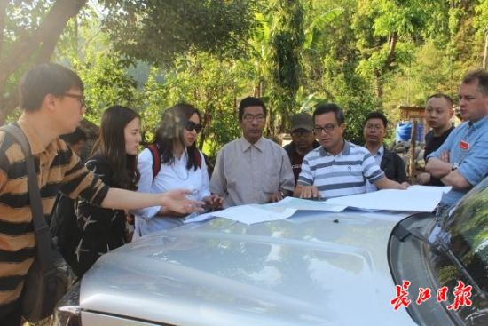 在尼泊爾，武漢市土地利用和城市空間規(guī)劃研究中心設計團隊現(xiàn)場踏勘。(武漢市土地利用和城市空間規(guī)劃研究中心 供圖)