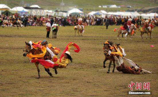 8月4日，四川理塘“八一”賽馬場上演一場精彩的馬術(shù)競技比賽，引來上萬民眾和游客觀賽。圖為牧民騎手進行五彩凌空競技。 中新社記者 劉忠俊 攝