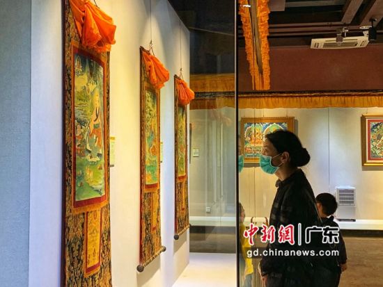 80余幅國(guó)家級(jí)非遺大師希熱布唐卡作品東莞展出。圖為充滿神秘色彩的唐卡作品吸引人駐足觀看(徐倩 攝)