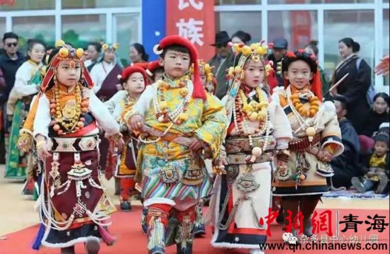 圖為雜多縣中心幼兒園開展了以“傳承非遺文化從我開始”為主題的親子活動(dòng)暨首屆民間文化游戲節(jié)。