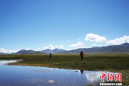 游客體驗(yàn)在藏徒步：一面是雪域美景，一面是城市巨變