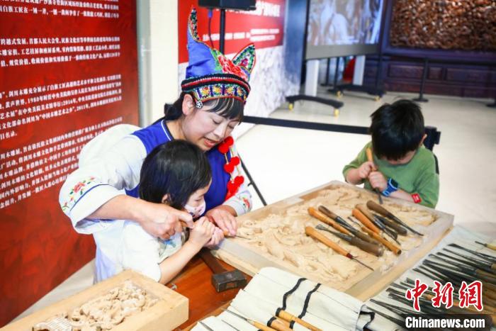 國家級非遺劍川木雕在京展出 用“指尖經(jīng)濟(jì)”守護(hù)脫貧成果