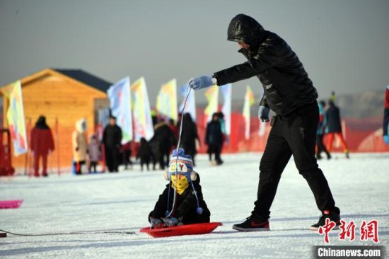 圖為市民戲雪。　丁凱 攝