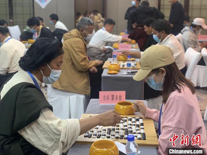 圖為參賽選手正在進(jìn)行藏棋對弈?！≈x牧 攝