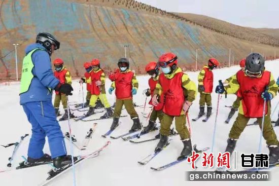 圖為天祝烏鞘嶺國際滑雪場游客享受冰雪運(yùn)動(dòng)樂趣。