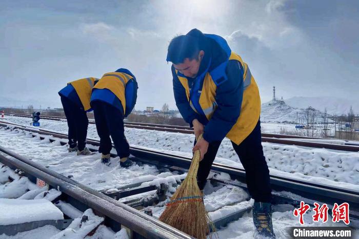 迎戰(zhàn)大雪西藏日喀則鐵路職工清掃積雪保障拉日鐵路運(yùn)營