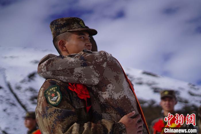 退伍老兵相擁留念。　西藏山南軍分區(qū)某團(tuán)供圖