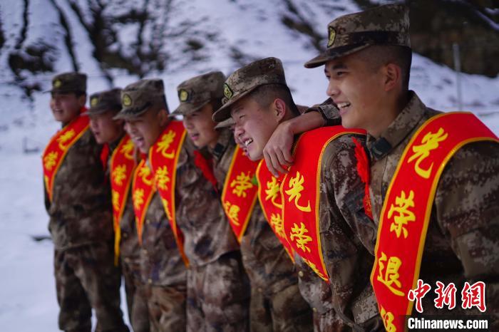 退伍老兵合照留念。　西藏山南軍分區(qū)某團(tuán)供圖