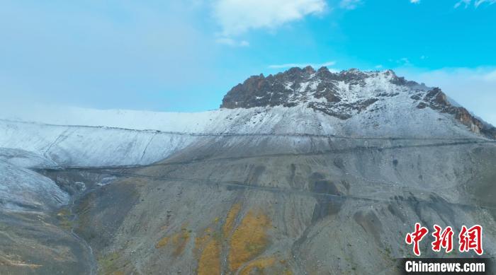 圖為邊壩縣降雪時(shí)夏貢拉山段路況?！∵厜慰h融媒體中心供圖