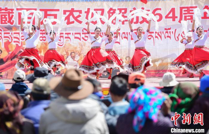 圖為墨竹工卡縣龍珠崗村，文藝演出現(xiàn)場(chǎng)?！∝暩聛?lái)松 攝