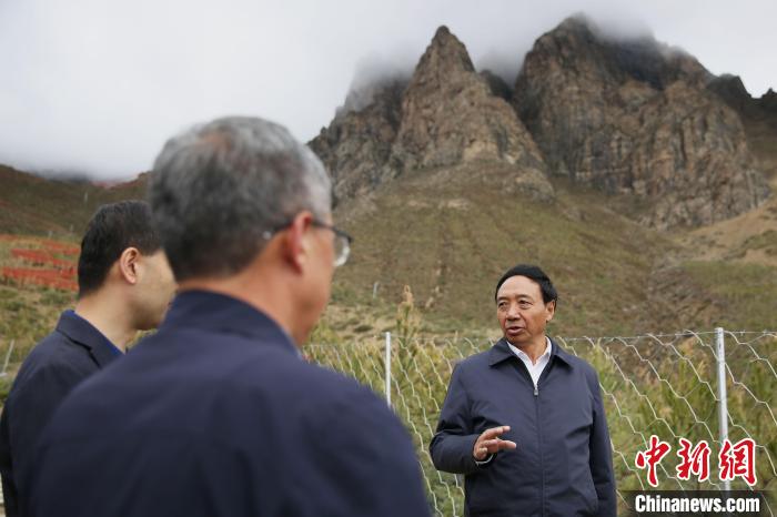 圖為西藏自治區(qū)人大常委會副主任、拉薩南北山綠化指揮部副總指揮江白(右)?！∝暣_ 攝